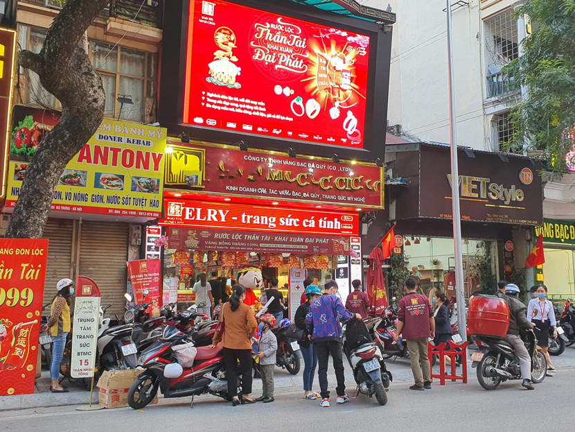 Một số cửa hàng vàng lớn vẫn khá đông khách trước ngày vía Thần Tài