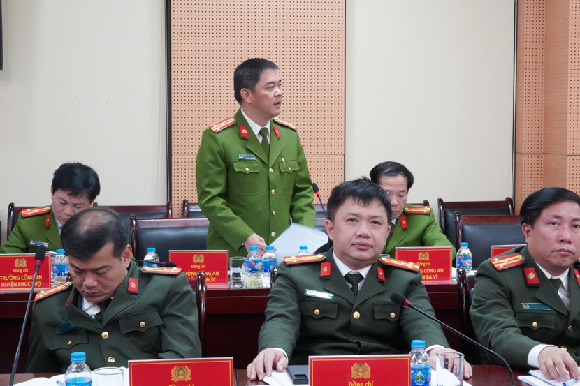 Chỉ huy đơn vị chức năng tham luận tại hội nghị