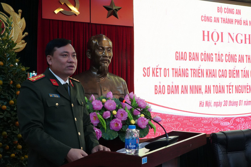 Đại tá Nguyễn Tiến Đạt - Trưởng phòng Tham mưu trình bày báo cáo trung tâm tại hội nghị