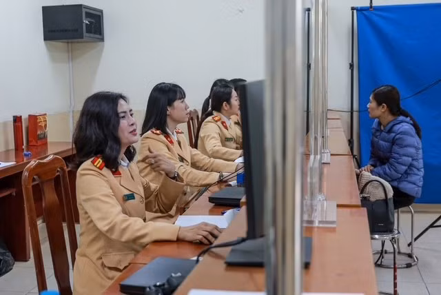 CSGT CATP Hà Nội thực hiện nhiệm vụ sát hạch, cấp giấy phép lái xe
