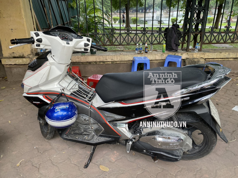 Chiếc xe AirBlade - tang vật một vụ trộm cắp tại TP.HCM, được sử dụng tại Hà Nội với giấy đăng ký, BKS giả