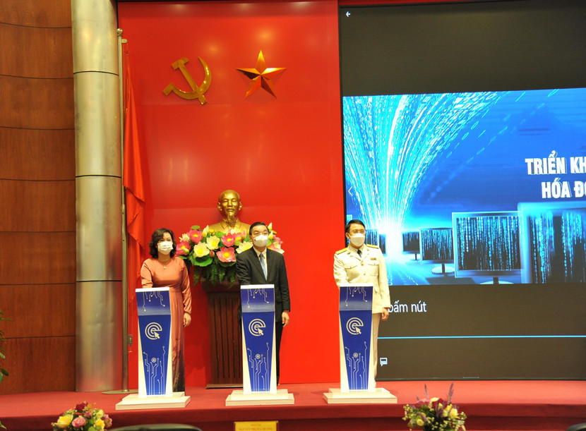 Chủ tịch UBND TP Hà Nội Chu Ngọc Anh, Cục trưởng Cục Thuế Mai Sơn, Phó Giám đốc Sở Thông tin - Truyền thông Nguyễn Thị Mai Hương ấn nút khởi động triển khai Hệ thống hóa đơn điện tử