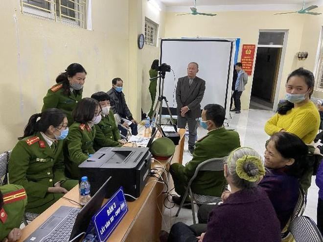 Việc cấp CCCD gắn chíp đang được triển khai quyết liệt trên nhiều địa bàn Việc cấp CCCD gắn chíp đang được triển khai quyết liệt trên nhiều địa bàn