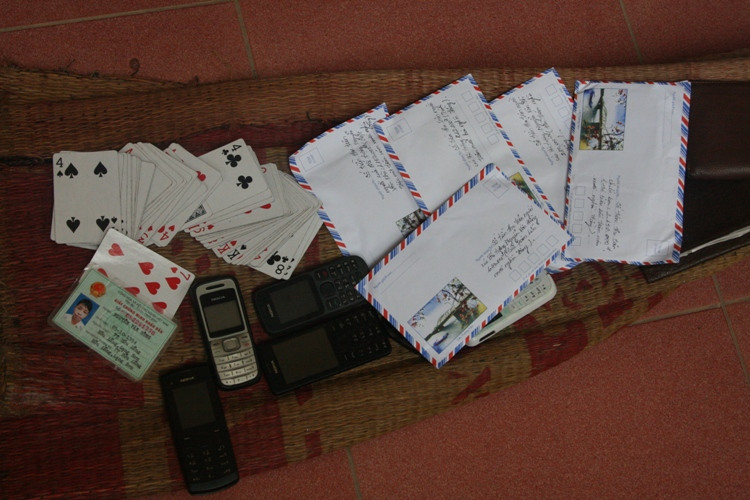 Bắt quả tang 2 cán bộ công chức đánh bạc ảnh 2