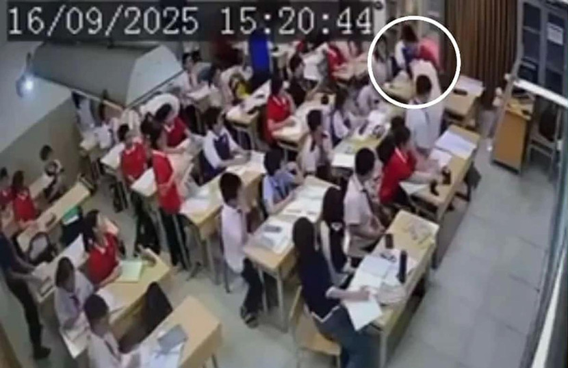 Hình ảnh cô giáo bị học sinh hành hung trong lớp học nhưng không có ai can ngăn Hình ảnh cô giáo bị học sinh hành hung trong lớp học nhưng không có ai can ngăn