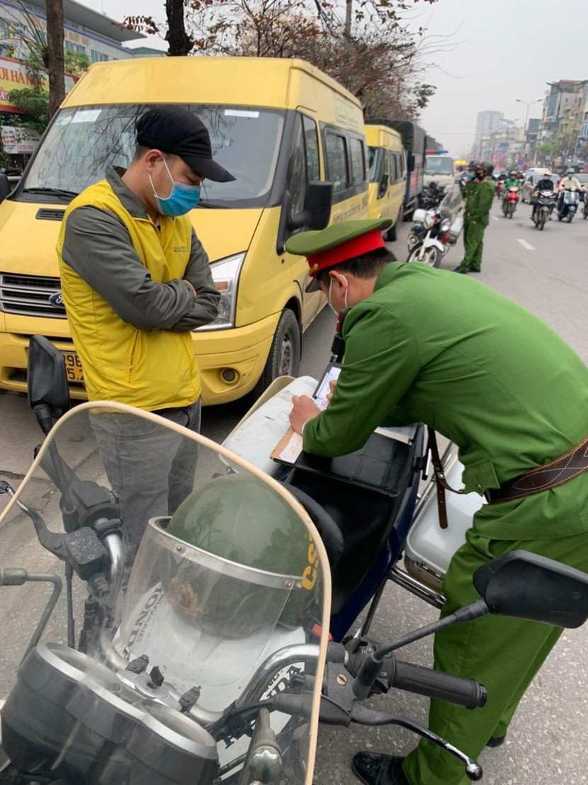 Tổ công tác CAQ Hoàng Mai xử lý xe khách vi phạm trên đường Trần Thủ Độ, gần bến xe Nước ngầm Tổ công tác CAQ Hoàng Mai xử lý xe khách vi phạm trên đường Trần Thủ Độ, gần bến xe Nước ngầm