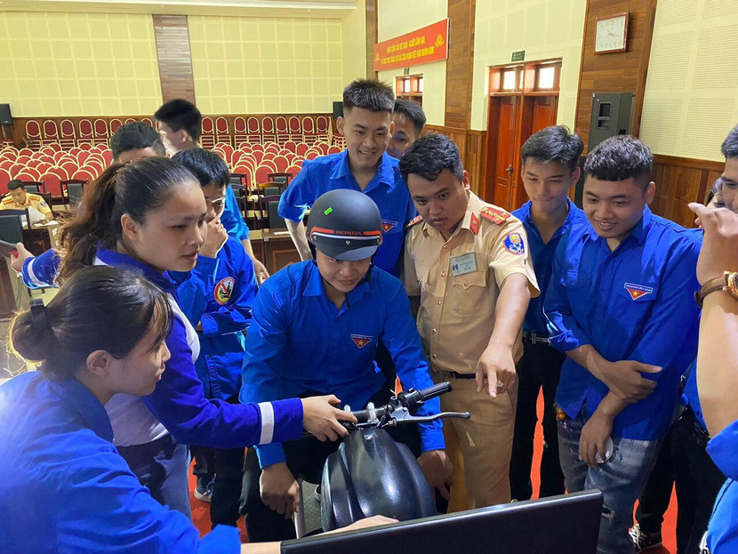 Công an huyện Gia Lâm hướng dẫn các bạn trẻ kỹ năng lái xe an toàn Công an huyện Gia Lâm hướng dẫn các bạn trẻ kỹ năng lái xe an toàn