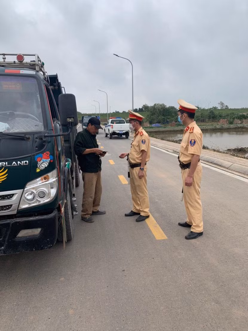 Công an huyện Gia Lâm kiểm tra, xử lý các trường hợp vi phạm giao thông