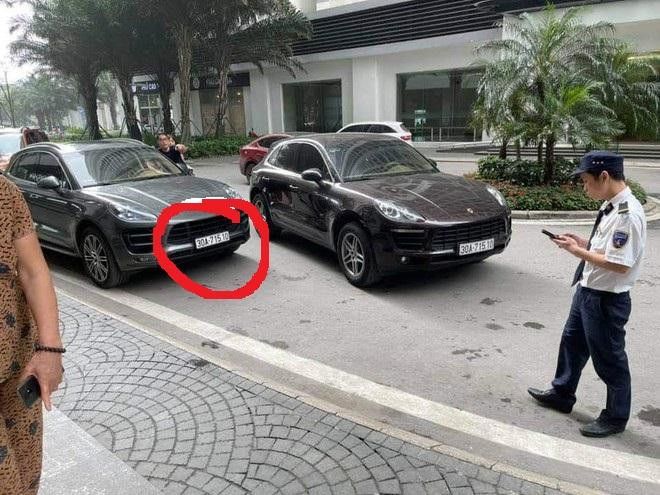Biển số của chiếc xe Porsche màu đen bên phải là thật, còn xe bên trái là biển giả Biển số của chiếc xe Porsche màu đen bên phải là thật, còn xe bên trái là biển giả