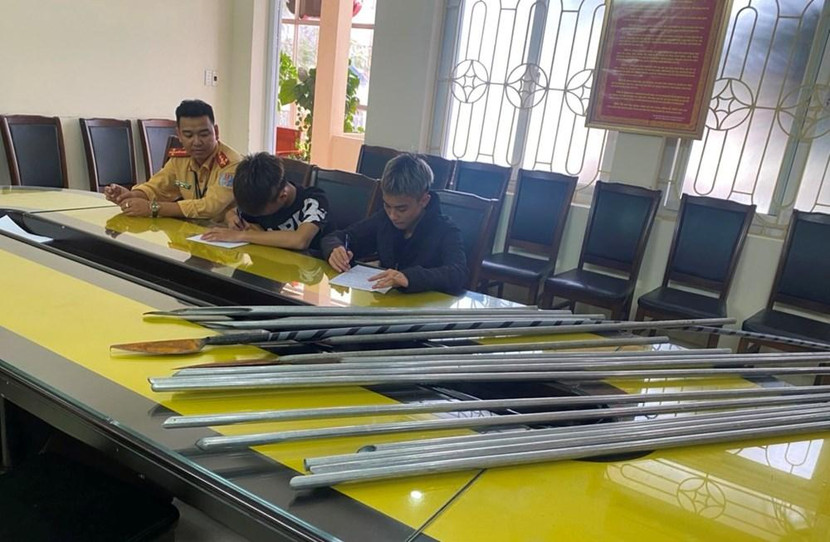 Hai thiếu niên với mớ hung khí được tìm thấy trong quán trà sữa Hai thiếu niên với mớ hung khí được tìm thấy trong quán trà sữa