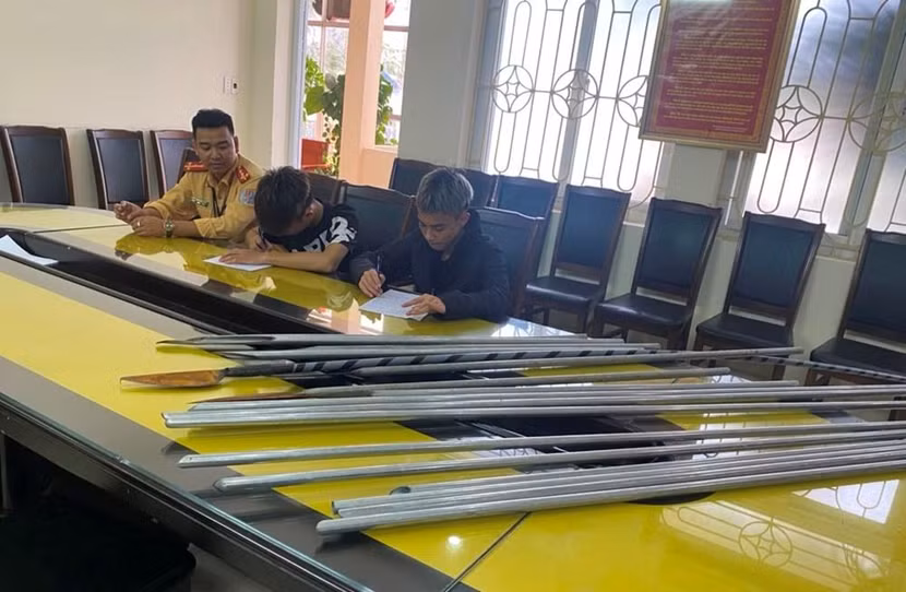 Hai thiếu niên với mớ hung khí được tìm thấy trong quán trà sữa Hai thiếu niên với mớ hung khí được tìm thấy trong quán trà sữa