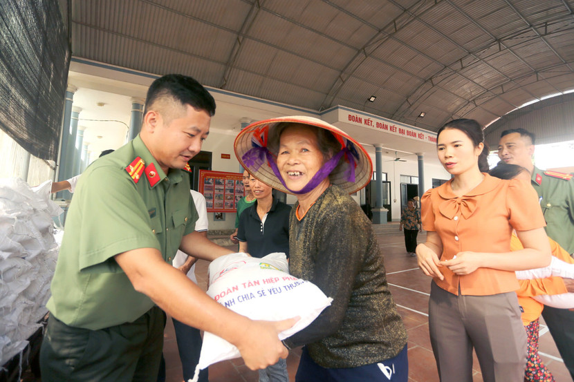 Người dân xúc động khi nhận phần quà ý nghĩa từ đoàn công tác Người dân xúc động khi nhận phần quà ý nghĩa từ đoàn công tác