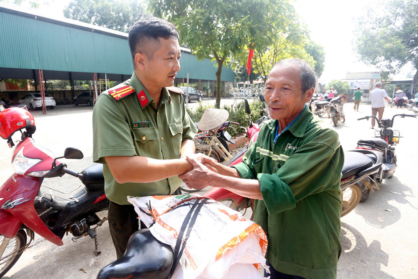 Người dân xúc động khi nhận phần quà ý nghĩa từ đoàn công tác Người dân xúc động khi nhận phần quà ý nghĩa từ đoàn công tác