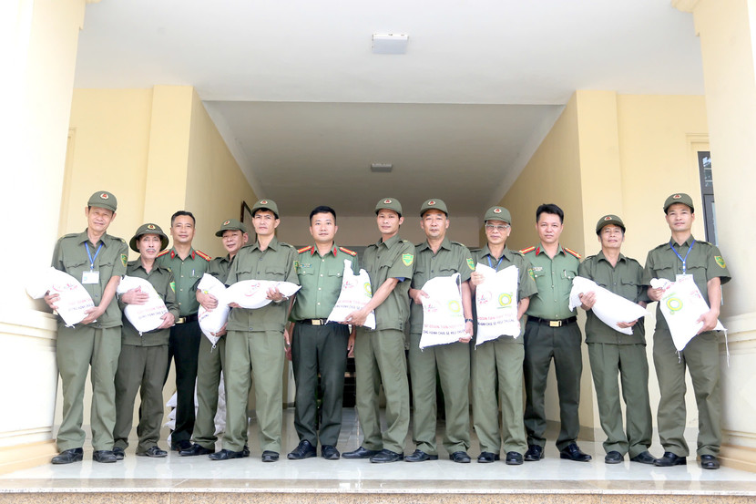 Những phần quà ý nghĩa sẽ là nguồn động viên lực lượng bảo vệ an ninh, trật tự ở cơ sở Những phần quà ý nghĩa sẽ là nguồn động viên lực lượng bảo vệ an ninh, trật tự ở cơ sở