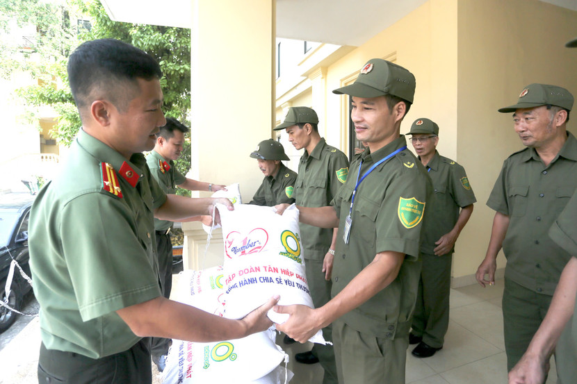Báo An ninh Thủ đô phối hợp với Công an huyện Cẩm Khê trao gạo cho lực lượng bảo vệ an ninh, trật tự ở cơ sở Báo An ninh Thủ đô phối hợp với Công an huyện Cẩm Khê trao gạo cho lực lượng bảo vệ an ninh, trật tự ở cơ sở