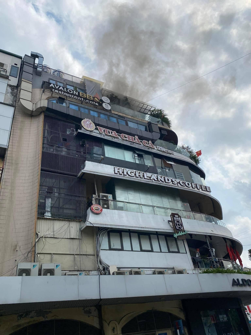 Khói bốc lên từ nóc toà nhà “hàm cá mập” Khói bốc lên từ nóc toà nhà “hàm cá mập”