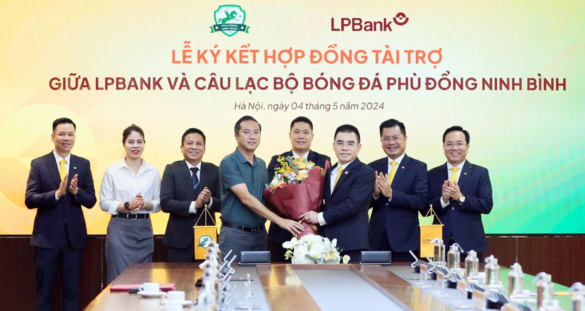 Với việc đồng hành cùng CLB Phù Đổng Ninh Bình, LPBank tiếp tục khẳng định hoạt động tài trợ cho thể thao chuyên nghiệp luôn được duy trì, đúng với phương châm “LPBank gắn trách nhiệm xã hội trong kinh doanh”