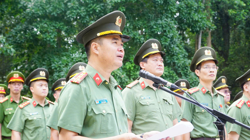 Đại tá Nguyễn Ngọc Quyền, Phó Bí thư, Chủ nhiệm Ủy ban Kiểm tra Đảng ủy, Phó Giám đốc Công an thành phố Hà Nội thay mặt CBCS Công an thành phố báo công dâng Bác Đại tá Nguyễn Ngọc Quyền, Phó Bí thư, Chủ nhiệm Ủy ban Kiểm tra Đảng ủy, Phó Giám đốc Công an thành phố Hà Nội thay mặt CBCS Công an thành phố báo công dâng Bác