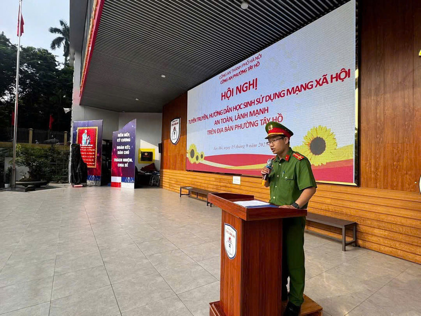 Công an phường Tây Hồ tuyên truyền cho học sinh cách sử dụng mạng xã hội an toàn