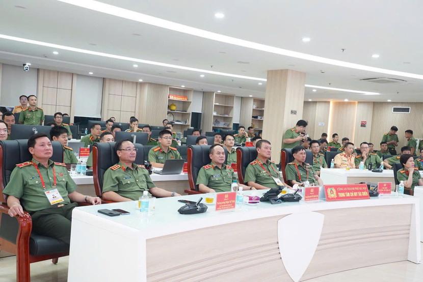 Thượng tướng Phạm Thế Tùng - Thứ trưởng Bộ Công an, Trưởng Tiểu ban ANTT sự kiện A80; Trung tướng Nguyễn Thanh Tùng - Giám đốc CATP Hà Nội; cùng các đồng chí lãnh đạo cục nghiệp vụ Bộ Công an, CATP... tại Trung tâm chỉ huy, tác chiến CATP Hà Nội sáng 2-9
