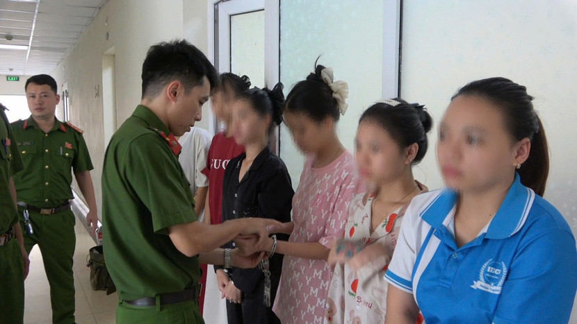 Các nữ tiếp viên quán karaoke Ruby thường xuyên tổ chức sử dụng ma túy tại quán...