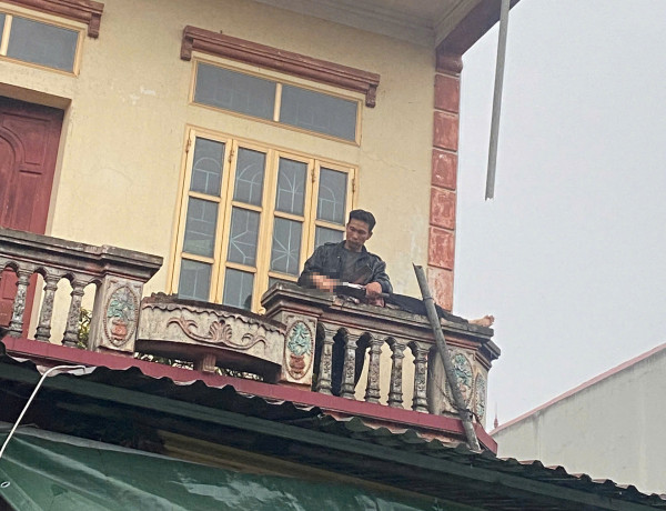 Hình ảnh Phan Văn Tuấn khống chế bé gái trên tầng 2 ngôi nhà Hình ảnh Phan Văn Tuấn khống chế bé gái trên tầng 2 ngôi nhà