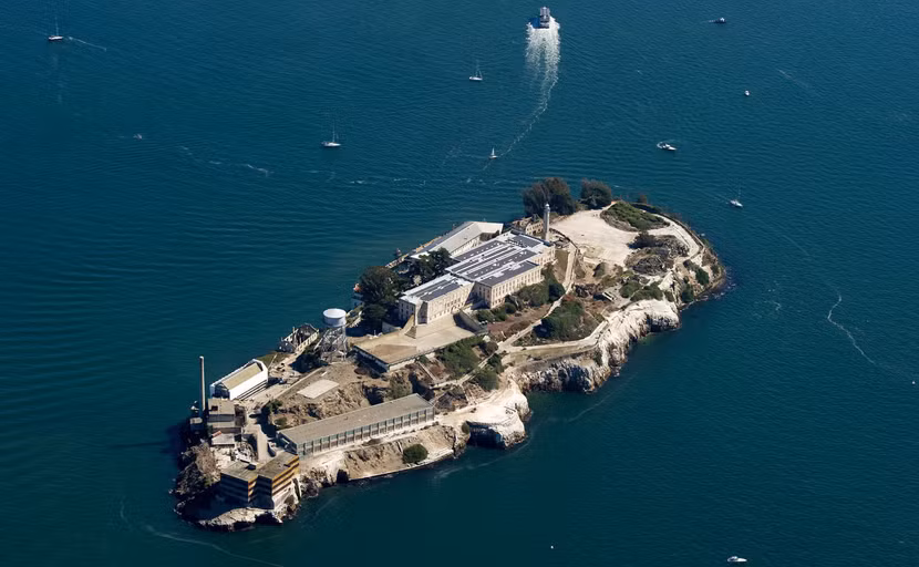 Nhà tù trên đảo Alcatraz nằm biệt lập ở vùng nước đóng băng của Vịnh San Francisco, California