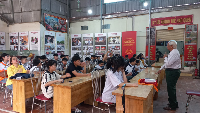 Các cháu học sinh nghe ông Lâm Văn Bảng thuyết trình