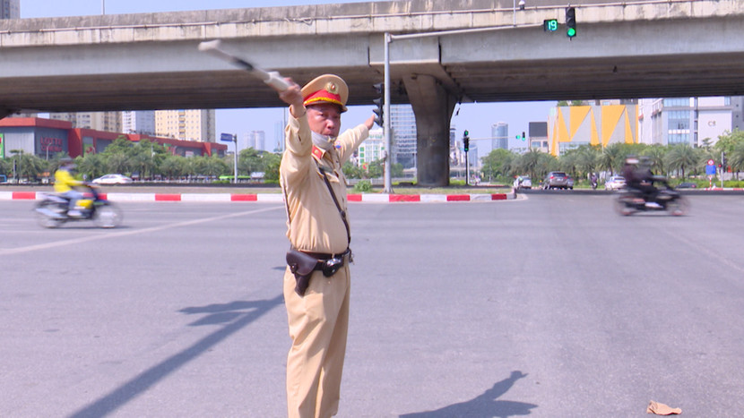 Cán bộ, chiến sĩ Phòng Cảnh sát giao thông, Công an thành phố Hà Nội miệt mài thực hiện nhiệm vụ phân luồng, điều tiết giao thông dưới thời tiết nắng nóng