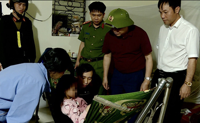 Cháu T trong vòng tay người thân Cháu T trong vòng tay người thân