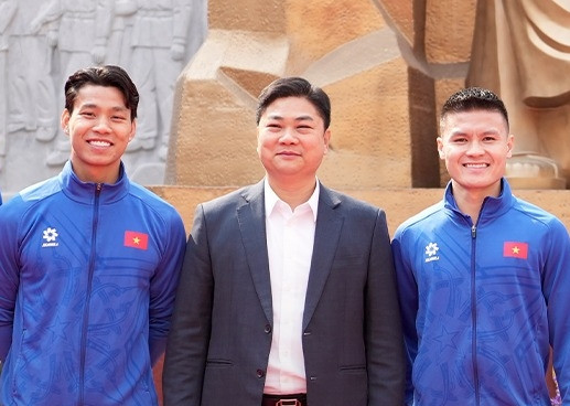 Thiếu tướng Dương Đức Hải, Phó Giám đốc CATP Hà Nội, Chủ tịch CLB Công an Hà Nội (ở giữa) cùng hai cầu thủ Nguyễn Quang Hải và Vũ Văn Thanh