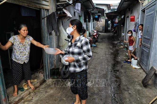 Cư dân các xóm lao động sẻ chia, giúp đỡ nhau trong cuộc sống hàng ngày Cư dân các xóm lao động sẻ chia, giúp đỡ nhau trong cuộc sống hàng ngày