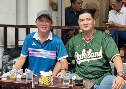 Trung vệ Nguyễn Mạnh Dũng, cựu danh thủ CLB Thể Công (bên phải) ngồi cùng tiền vệ Vũ Minh Hiếu, cựu danh thủ CLB Công an Hà Nội