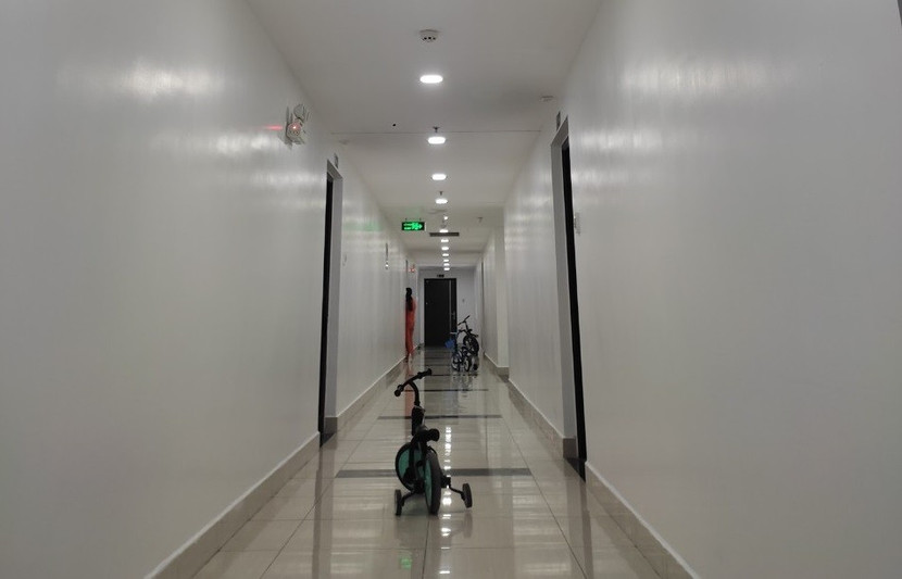 Các căn hộ ở chung cư luôn đóng cửa im ỉm, nhà nào biết nhà đó Các căn hộ ở chung cư luôn đóng cửa im ỉm, nhà nào biết nhà đó