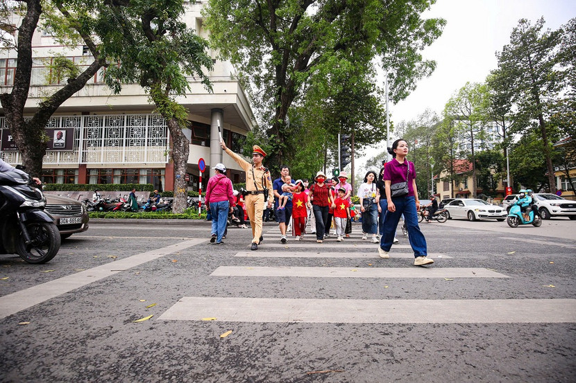 Cảnh sát giao thông Thủ đô hỗ trợ người dân và du khách qua đường