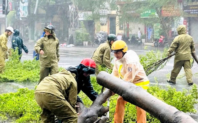 Lực lượng Công an khắc phục hậu quả của mưa bão