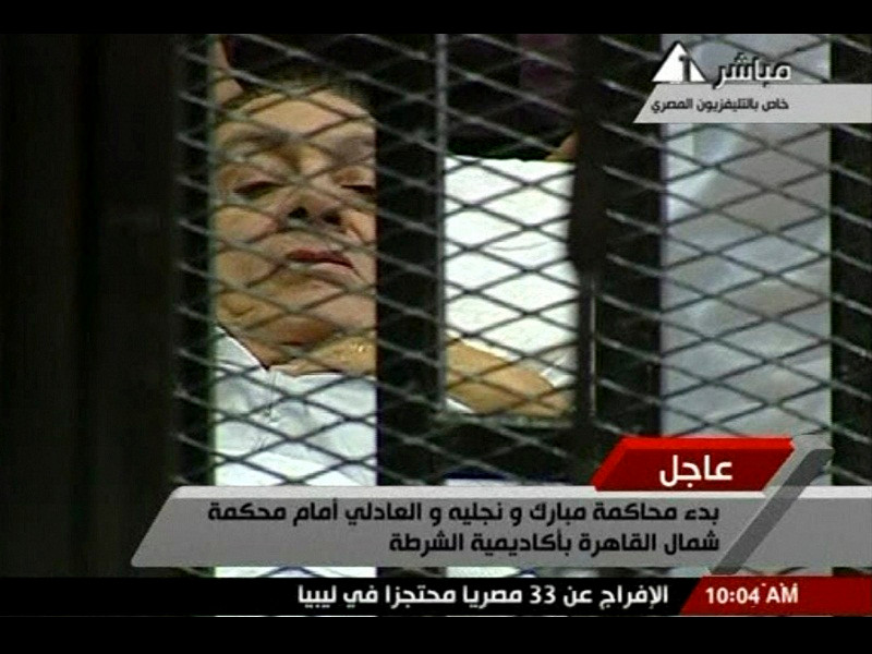 Ông Mubarak xuất hiện tại tòa trên cáng thương