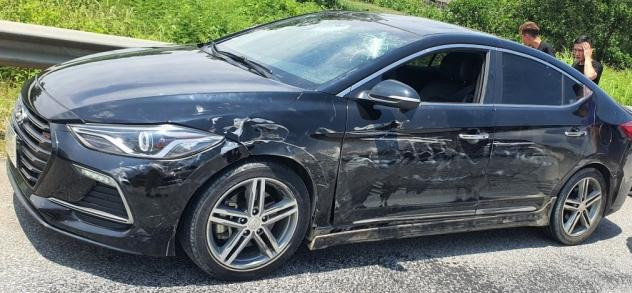 Chiếc xe này bị các đối tượng sử dụng, lao thẳng vào lực lượng chức năng Chiếc xe này bị các đối tượng sử dụng, lao thẳng vào lực lượng chức năng