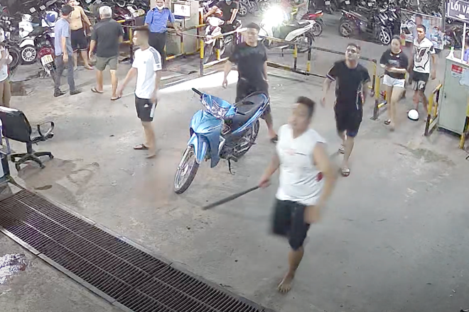 Nhóm thanh niên cầm hung khí đến đập phá tại chung cư Nhóm thanh niên cầm hung khí đến đập phá tại chung cư