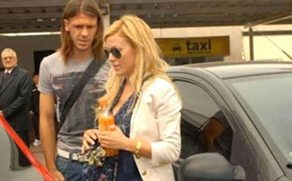 "Sao" Malaga chia tay cô vợ bốc lửa ảnh 1