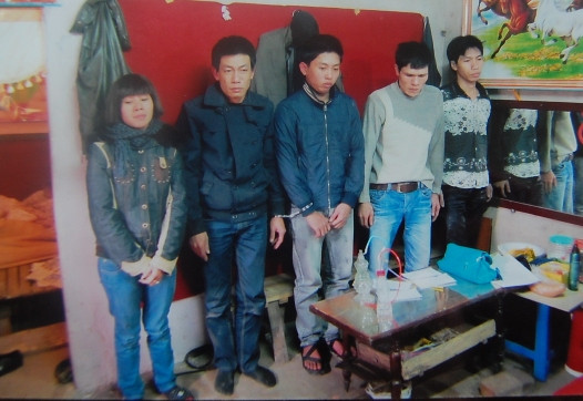 Xăm mình, đánh bạc, hít mua túy tại bãi giữa sông Hồng ảnh 4