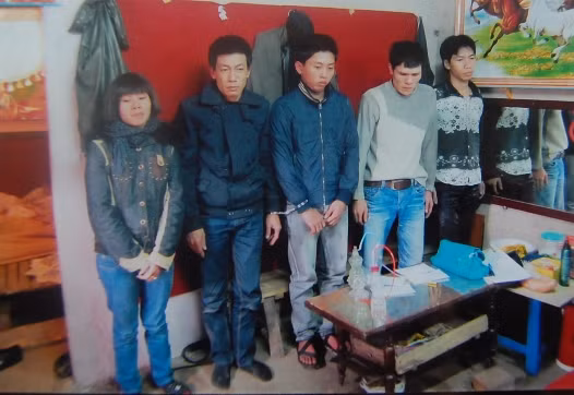 Xăm mình, đánh bạc, hít mua túy tại bãi giữa sông Hồng ảnh 4