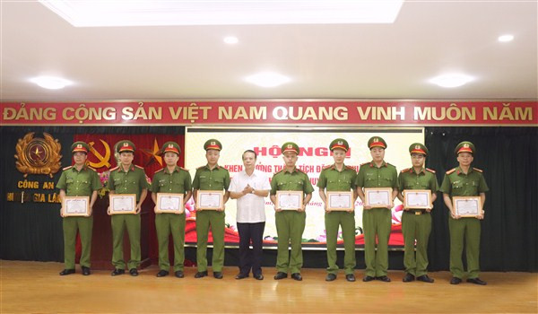 Lãnh đạo huyện Gia Lâm trao quyết định khen thưởng cho các tập thể, cá nhân lập thành tích xuất sắc