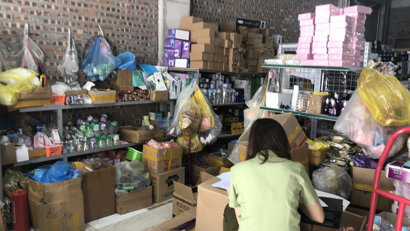 Lực lượng chức năng lập biên bản hành chính tại 1 tổng kho ở địa bàn phường Dương Nội Lực lượng chức năng lập biên bản hành chính tại 1 tổng kho ở địa bàn phường Dương Nội