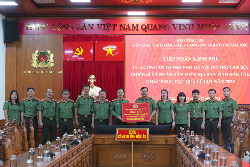 Đại tá Nguyễn Tiến Đạt – Phó Giám đốc CATP Hà Nội trao kinh phí hỗ trợ CBCS Công an và nhân dân tỉnh Đắk Lắk khắc phục hậu quả mưa lũ.