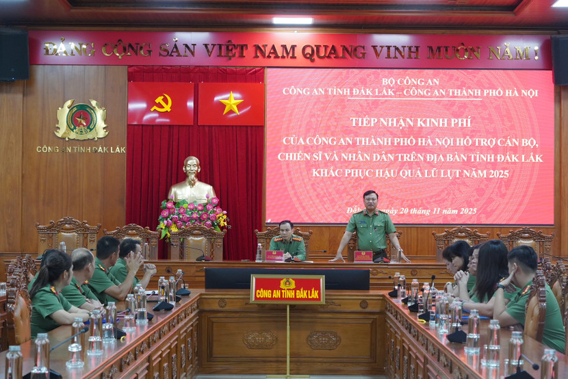 Đoàn công tác CATP Hà Nội thăm hỏi, động viên và tặng quà tại Công an tỉnh Đắk Lắk.