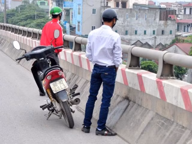 Mức phạt đối với người tiểu bậy nơi công cộng giảm mạnh từ 10-7