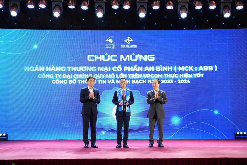 Ông Lại Tất Hà – Phó Tổng Giám đốc ABBANK nhận giải thưởng tại hội nghị Ông Lại Tất Hà – Phó Tổng Giám đốc ABBANK nhận giải thưởng tại hội nghị