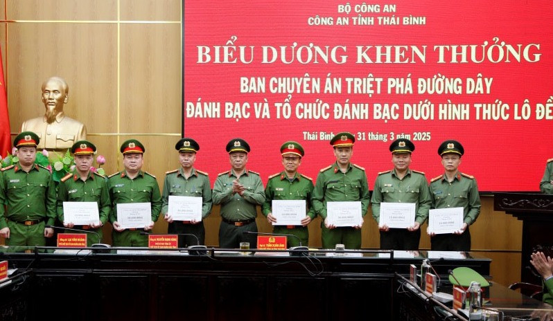 Đại tá Trần Xuân Ánh - Giám đốc Công an tỉnh trao thưởng cho Ban chuyên án. Đại tá Trần Xuân Ánh - Giám đốc Công an tỉnh trao thưởng cho Ban chuyên án.