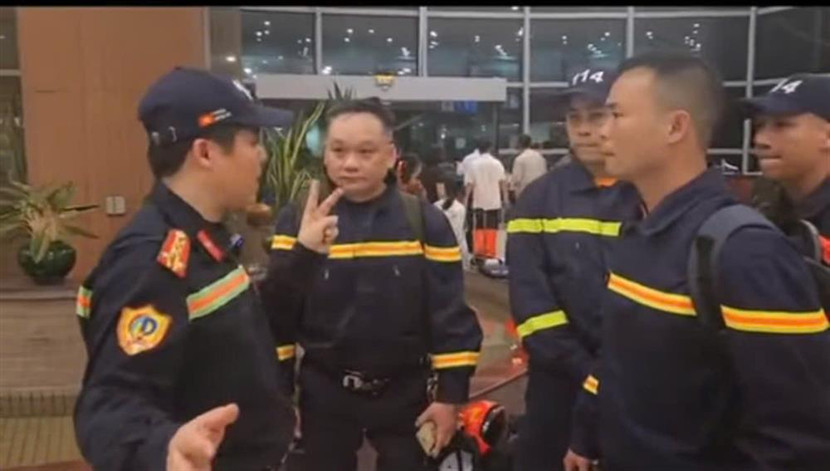 Đại tá Nguyễn Minh Khương, Trưởng Đoàn công tác ngay lập tức triển khai phân công nhiệm vụ cho cán bộ, chiến sỹ. (Hình ảnh do Đoàn công tác cung cấp)